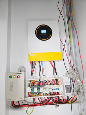 Hybrydowy Inwerter Słoneczny 48V jednofazowy Pure Sine Wave 8,5kw 11kw Off Grid MPPT z wbudowaną ładowarką i ochroną przed wysokimi falami